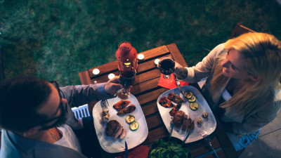 couple dining on a first date